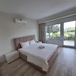 Emerald Apartment *